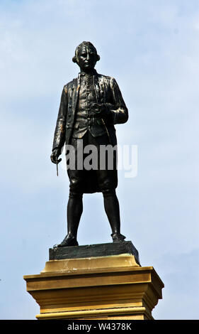Une staute du capitaine James Cook est à la recherche sur le port à Whitby, où le jeune cuisinier a appris son métier en tant que navigateur et capitaine de navires plus tard Banque D'Images