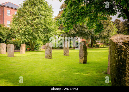 Jeux pour enfants et un parc public à Abergavenny, au Pays de Galles. Banque D'Images