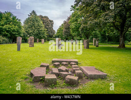 Jeux pour enfants et un parc public à Abergavenny, au Pays de Galles. Banque D'Images