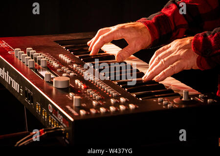 Image main d'hommes libre de jouer un clavier synthétiseur moderne Banque D'Images