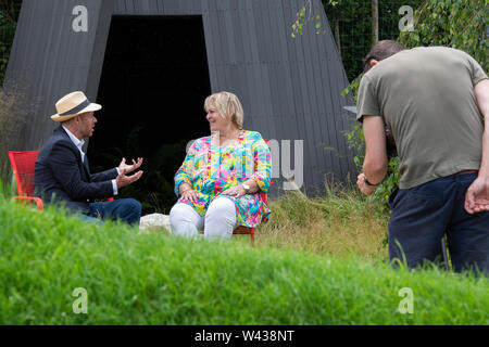 Joe Swift interrogeant Sue Biggs dans le RHS garden show Bridgewater à Tatton Park RHS Flower Show 2019. Tatton Park, Knutsford, Cheshire, Angleterre Banque D'Images