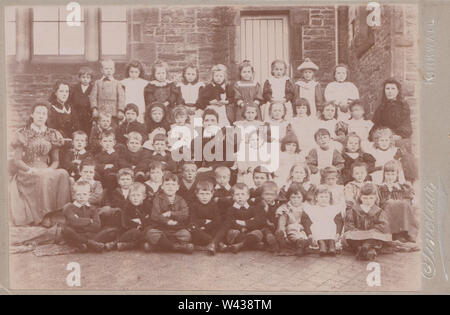 Victorian Kirkwall, Orkney Carte Cabinet montrant un groupe de filles et garçons à l'école avec leurs enseignants. Banque D'Images