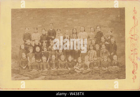 Carte Cabinet victorien montrant un groupe de filles de l'école et leurs enseignants. Banque D'Images