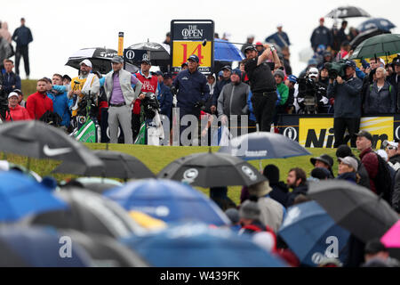 La République d'Irlande Shane Lowry tees au large de la 14e au cours de la deuxième journée de l'Open Championship 2019 au Club de golf Royal Portrush. Banque D'Images