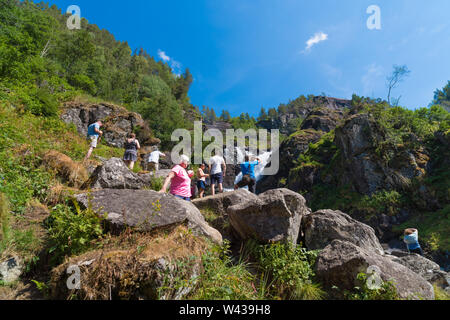 ODDA, NORVÈGE - 27 juillet 2018 : Unique Latefoss (Latefossen) cascade avec deux cours d'eau rejoignant sur Route Nationale 13 norvégien, une destination touristique d'attirer Banque D'Images