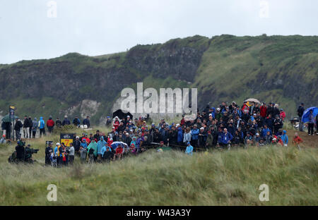 Regarder la foule l'Irlande du Nord Rory McIlroy sur le tee 7e jour pendant deux de l'Open Championship 2019 au Club de golf Royal Portrush. Banque D'Images