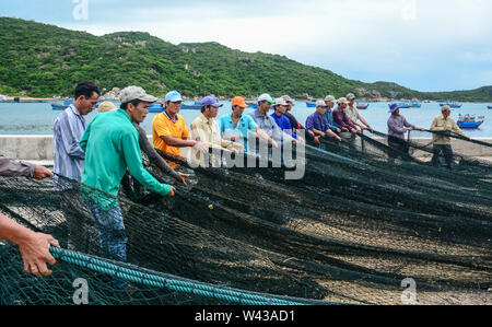 Ninh Thuan, Vietnam - Jan 27, 2016. Les hommes travaillant à la village de pêche dans la baie de Vinh Hy, Phan Rang, au Vietnam. Phan Rang est l'un des fameux destinatio Banque D'Images