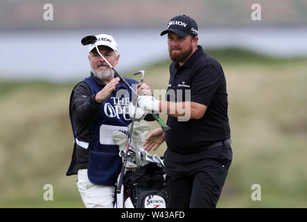 La République d'Irlande Shane Lowry, au 16ème jour au cours de deux de l'Open Championship 2019 au Club de golf Royal Portrush. Banque D'Images