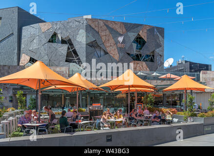 Cafe à Federation Square, Melbourne, Victoria, Australie Banque D'Images