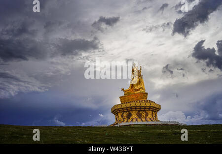 Shanghai, Chine - 18 août, 2016. Big Buddha au coucher du soleil à Garze tibétain, Sichuan, Chine. Le bouddhisme tibétain est historiquement la principale religion pratique Banque D'Images