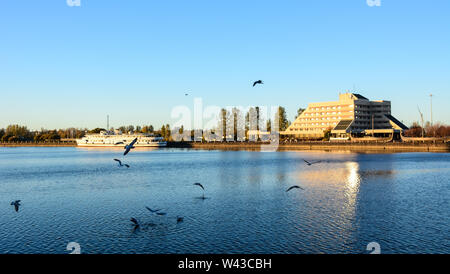 Vyborg, Russie - Oct 5, 2016. Le lac avec de nombreux oiseaux au coucher du soleil à Vyborg, Russie. A 174km au nord-ouest de Vyborg de Saint-Pétersbourg et à seulement 30 km de Banque D'Images