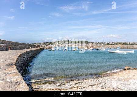 La marée haute à l'Harbour au St Michael's Mount, Marazion, Cornwall Banque D'Images