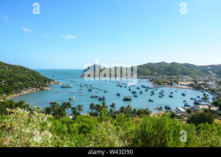 Avis de Vinh Hy Bay avec de nombreux bateaux de pêche à la journée ensoleillée à Ninh Thuan, Vietnam. Banque D'Images