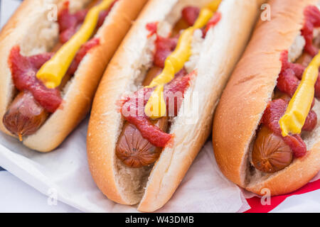 Hot-dogs avec du ketchup et moutarde, vue rapprochée. Fast food américain typique : hot-dogs servis et prêt à manger Banque D'Images