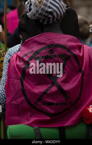 Londres, Royaume-Uni. 15 juillet 2019. Extinction de l'action climatique rébellion protestation devant la Cour royale de la Loi sur le Strand, à Londres. Crédit : Joe Keurig / Alamy News Banque D'Images