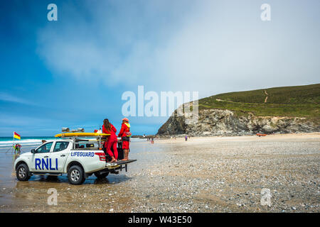 Des maîtres nageurs de la RNLI sur porthtowan beach sur la côte ouest, Cornwall, England, UK. Banque D'Images