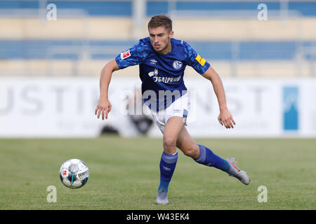 Lotte, Allemagne. 19 juillet, 2019. Soccer : Test matches, le FC Schalke 04 - Norwich City Schalkes Jonjoe Kenny a la balle en vue. Crédit : Tim Rehbein/dpa/Alamy Live News Banque D'Images