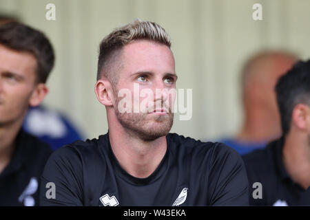 Lotte, Allemagne. 19 juillet, 2019. Soccer : Test matches, le FC Schalke 04 - Norwich City. Ralf Fährmann de Norwich se trouve à la tribune. Crédit : Tim Rehbein/dpa/Alamy Live News Banque D'Images