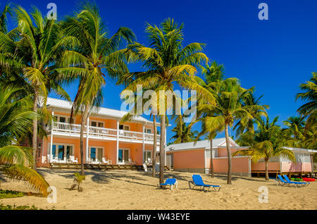 La petite Caïman, Îles Cayman, Nov 2018, Little Cayman Beach Resort bâtiments sur South Hole Sound Banque D'Images