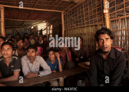 2 février 2019 - Cox's Bazar, Ukhia, Bangladesh - réfugiés rohingyas profitez d'une émission de télévision dans une boutique à l'Balukhali camp de réfugiés à Ukhia, Cox's Bazar.Plus d'un demi-million de réfugiés Rohingyas ont fui au Bangladesh depuis la fin août au cours de la flambée de violence dans l'État de Rakhine au Myanmar. Crédit : Le Sultan Mahmud Mukut SOPA/Images/ZUMA/Alamy Fil Live News Banque D'Images