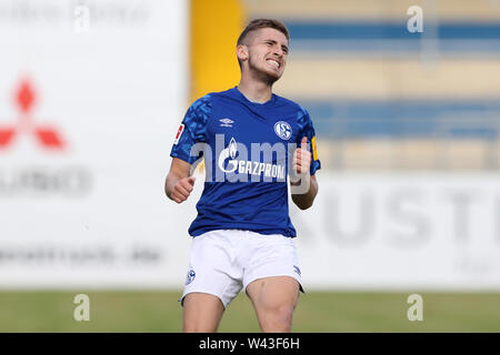 Lotte, Allemagne. 19 juillet, 2019. Soccer : Test matches, le FC Schalke 04 - Norwich City. L'Jonjoe Schalke Kenny déforme le visage. Crédit : Tim Rehbein/dpa/Alamy Live News Banque D'Images