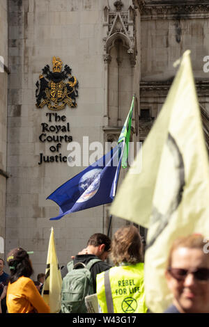 Londres, Royaume-Uni. 15 juillet 2019. Extinction de l'action climatique rébellion protestation devant la Cour royale de la Loi sur le Strand, à Londres. Crédit : Joe Keurig / Alamy News Banque D'Images