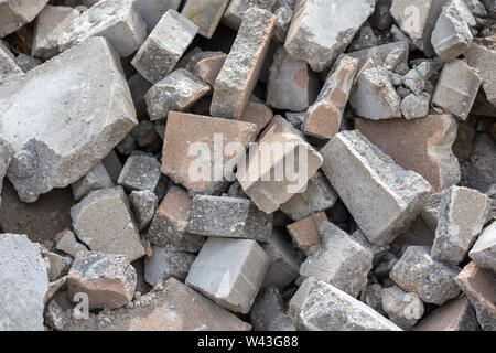 Pile de chaussée urbaine moderne gris pied briques avec focus sélectif. Suite de la corruption du gouvernement russe dans l'infrastructure de la ville de rénovation. Banque D'Images