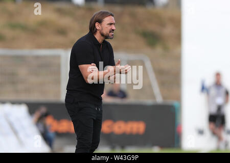 Lotte, Allemagne. 19 juillet, 2019. Soccer : Test matches, le FC Schalke 04 - Norwich Norwich City entraîneur en chef Daniel Farke donne des instructions. Crédit : Tim Rehbein/dpa/Alamy Live News Banque D'Images