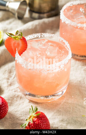 Des Red Strawberry Margarita avec de la glace et le sel Banque D'Images