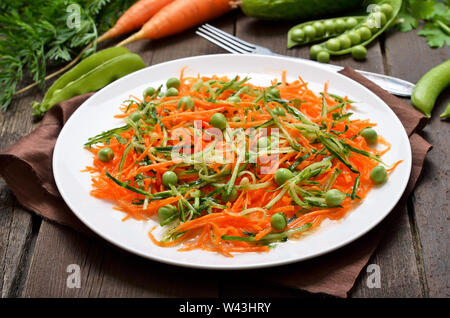 Salade de légumes à la carotte, concombre, noix de pin et de pois verts, Close up Banque D'Images