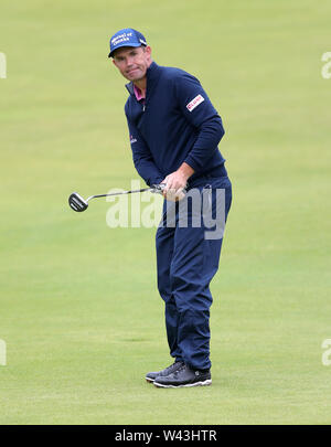 La République d'Irlande Padraig Harrington sur le 18ème green au cours de la deuxième journée de l'Open Championship 2019 au Club de golf Royal Portrush. Banque D'Images