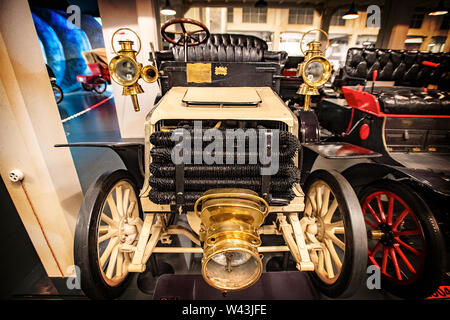 Italie Piémont Turin Museo dell' Automonbile Mauto Turin ( ) grand garage de l'avenir ( Grande garage del futuro ) - Italie 1901 8HP Fiat - Fiat voiture avant la première course avec Giovanni Agnelli au volant " assisté" par Felice Nazzaro Banque D'Images