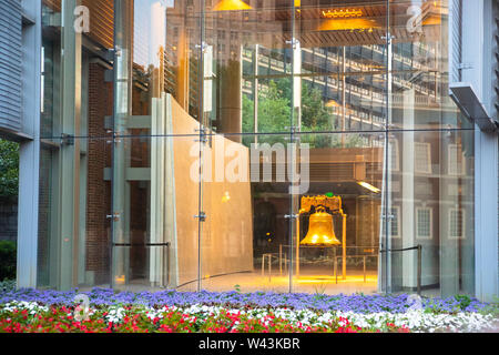 Liberty Bell vu à travers le verre bâtiment dans Philadelphia PA Banque D'Images