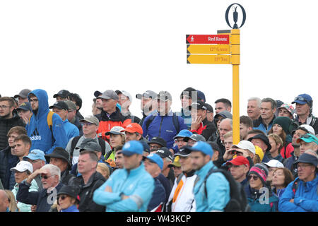 Regarder la foule l'Irlande du Nord Rory McIlroy sur le 12e vert pendant la deuxième journée de l'Open Championship 2019 au Club de golf Royal Portrush. Banque D'Images