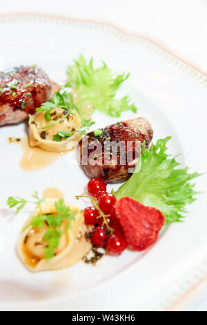 Viande de canard aux fruits rouges et ravioli, close-up, la gastronomie Banque D'Images