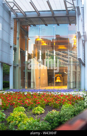 Liberty Bell vu à travers le verre bâtiment dans Philadelphia PA Banque D'Images