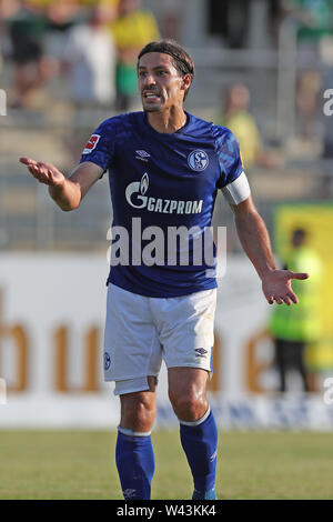 Lotte, Allemagne. 19 juillet, 2019. Soccer : Test matches, le FC Schalke 04 - Norwich City. Le Benjamin Stambouli Schalke donne des instructions à ses coéquipiers. Crédit : Tim Rehbein/dpa/Alamy Live News Banque D'Images