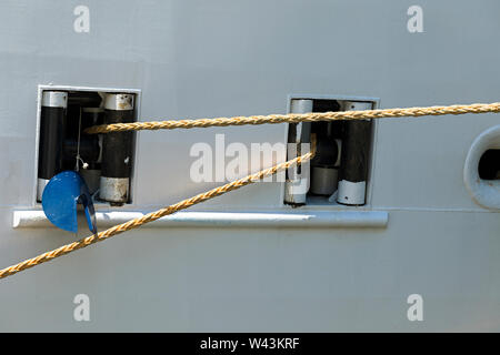 Les navires de croisière amarres avec garde-rats bleu pendaison. Libre. Image Banque D'Images