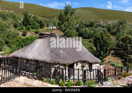 Palloza, habitation traditionnelle de la Serra dos Ancares, Campo del Agua , province de Leon, Castille, Espagne Banque D'Images