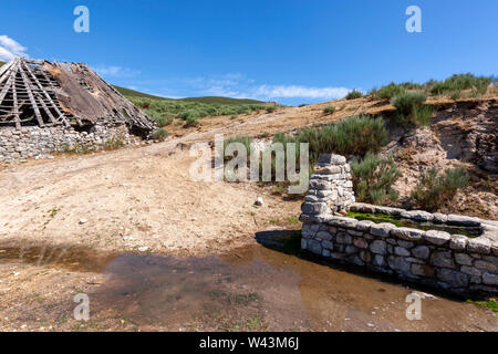 Autres Palloza, habitation traditionnelle de la Serra dos Ancares, utilisé comme une grange, paysage près de Campo del Agua , province de Leon, Castille, Espagne Banque D'Images