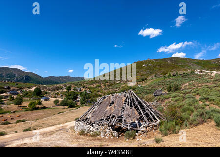 Autres Palloza, habitation traditionnelle de la Serra dos Ancares, utilisé comme une grange, paysage près de Campo del Agua , province de Leon, Castille, Espagne Banque D'Images