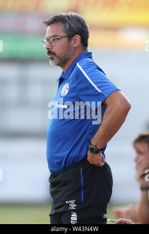 Lotte, Allemagne. 19 juillet, 2019. Soccer : Test matches, le FC Schalke 04 - Norwich City. Schalke entraîneur en chef David Wagner observe le jeu. Crédit : Tim Rehbein/dpa/Alamy Live News Banque D'Images