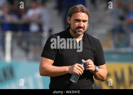 Lotte, Allemagne. 19 juillet, 2019. Soccer : Test matches, le FC Schalke 04 - Norwich City. L'entraîneur-chef de Norwich Daniel Farke atteint pour sa bouteille de boisson. Crédit : Tim Rehbein/dpa/Alamy Live News Banque D'Images