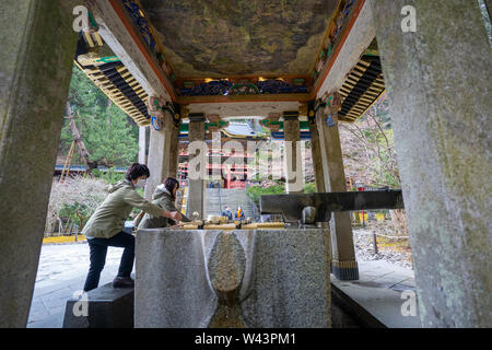 Fontaine de purification Rinno-ji Taiyuinbyo Nitemmon gate à Nikko Banque D'Images