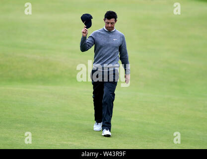 L'Irlande du Nord, Rory McIlroy marche dans le 18e au cours de la deuxième journée de l'Open Championship 2019 au Club de golf Royal Portrush. Banque D'Images