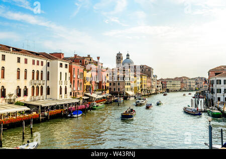 11 Juillet 2013 : Belle vue à Venise, Italie . L'Église catholique Église San Geremia sur Grand Canal avec des bateaux Banque D'Images