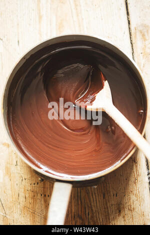 Préparer une sauce au chocolat en pot Banque D'Images