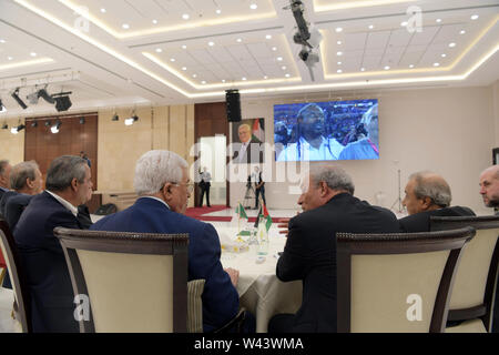 Ramallah, Cisjordanie, territoire palestinien. 19 juillet, 2019. Le président palestinien Mahmoud Abbas regarder la Coupe d'Afrique des Nations 2019 (CAN) dernier match de football entre le Sénégal et l'Algérie, dans la ville de Cisjordanie d'Ramallahm le 19 juillet 2019 Crédit : Thaer Ganaim Images/APA/ZUMA/Alamy Fil Live News Banque D'Images