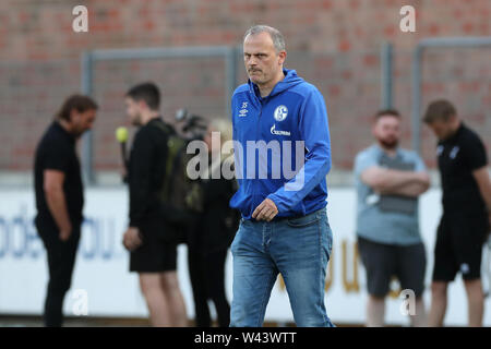 Lotte, Allemagne. 19 juillet, 2019. Soccer : Test matches, le FC Schalke 04 - Norwich City. Schalke's sports director Jochen Schneider vient à la hauteur après le match. Crédit : Tim Rehbein/dpa/Alamy Live News Banque D'Images