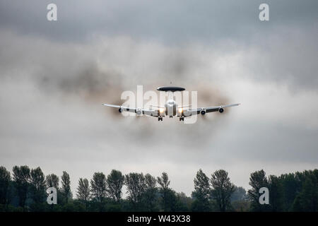 E L'OTAN-3A AWACS Sentry Boeing 707 modifié entrée en terre à RAF Fairford dans Gloucestershire au cours de la Royal International Air Tattoo. Banque D'Images